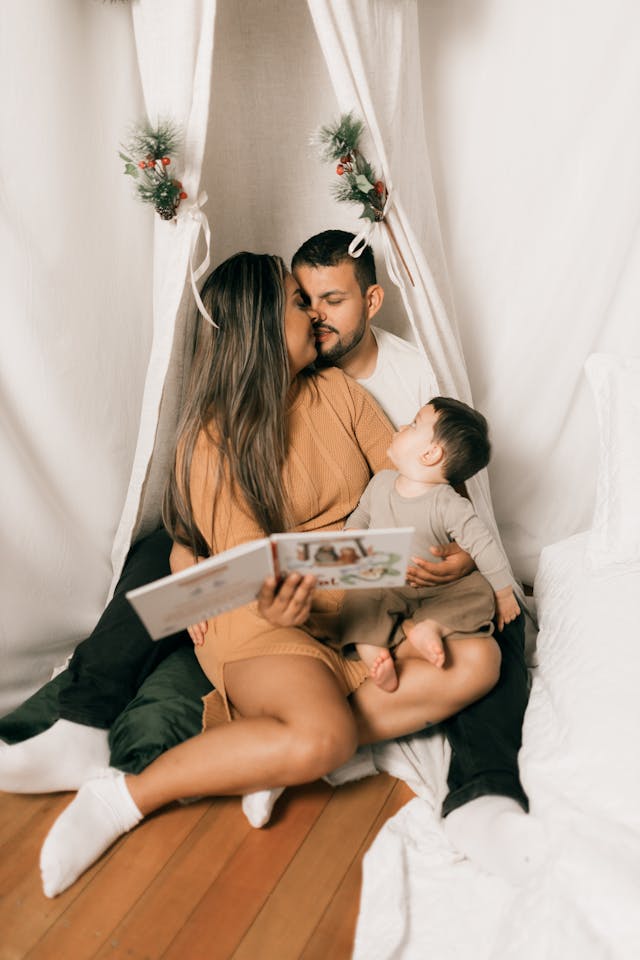 Creative and Fun Family Christmas Photo Ideas for 2025 6 - Blue Bend Photography Creative and Fun Family Christmas Photo Ideas for 2025 5