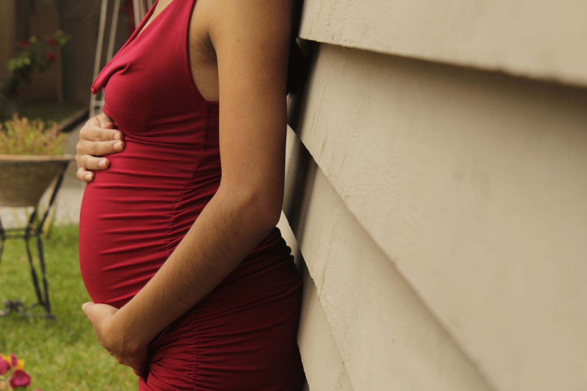 Maternity Photography: Poses, What to Wear, Locations, and Everything In Between 2 - Blue Bend Photography Maternity Photography: Poses, What to Wear, Locations, and Everything In Between 1